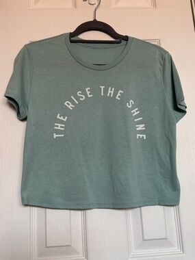 Vuori Crop Graphic Tee - 'The Rise The Shine' small